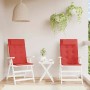 Zwei rote Hochlehner-Auflagen aus Oxford-Gewebe auf weißen Gartenstühlen. Ideal für Outdoor-Sitzkomfort.