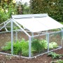 Vitavia Frühbeet Gaia Jumbo mit ESG Glas, Alu-Rahmen, 83x119x72cm, im Garten mit Pflanzen.
