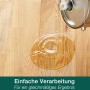 Bona Parkettpflegeöl wird auf einen Holzboden gegossen. Pflegt und schützt geölte Böden.