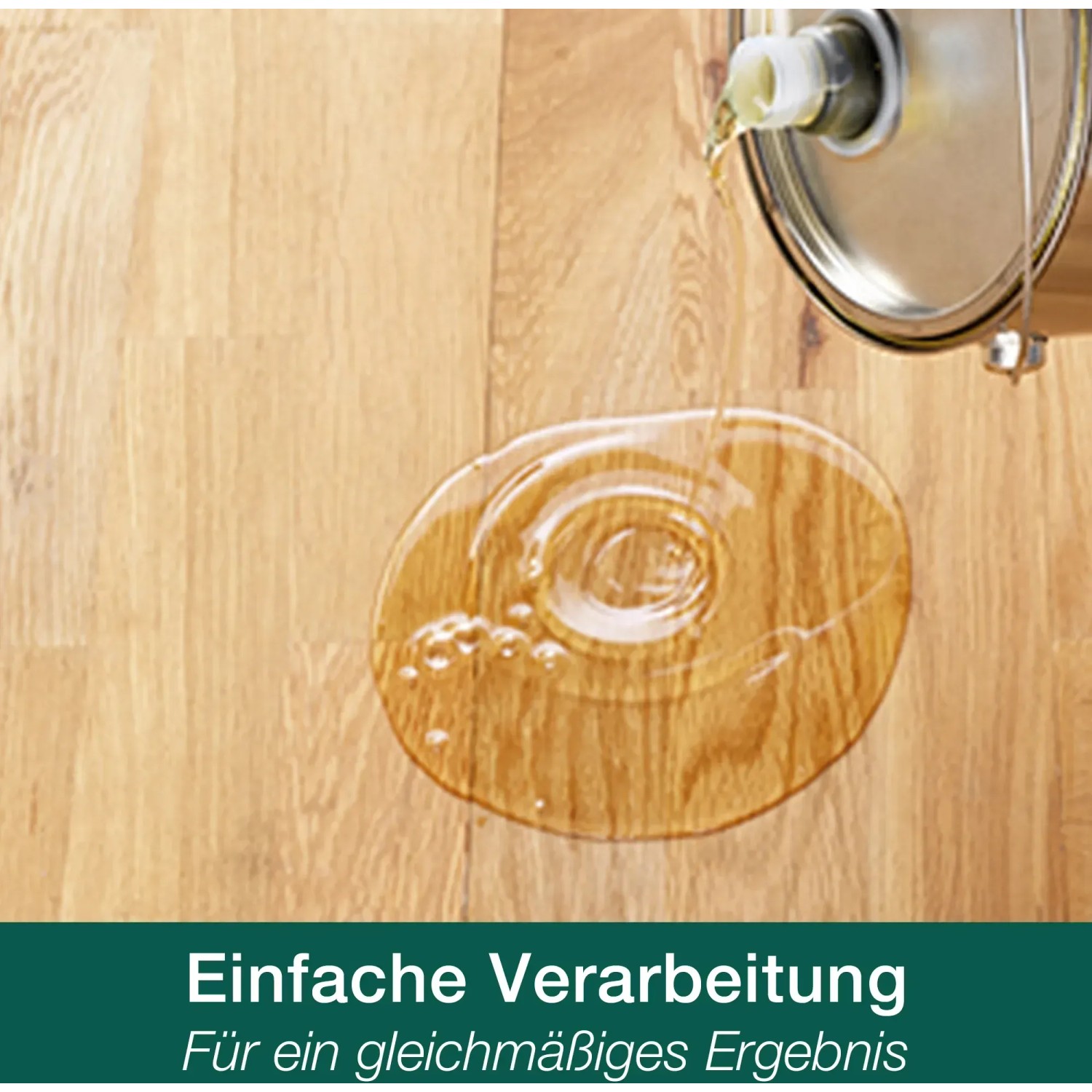 Bona Parkettpflegeöl wird auf einen Holzboden gegossen. Pflegt und schützt geölte Böden.