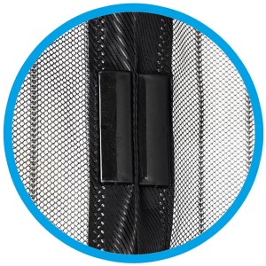 Detailaufnahme: Schwarzer Magnet-Vorhang für Insektenschutz mit Magnetverschluss.