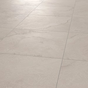 Helle, matte 60x60 cm Feinsteinzeug Bodenfliese mit Steinoptik und schmalen Fugen.