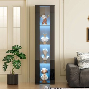 Schwarze Vitrine mit Glasböden und blauer LED-Beleuchtung, ideal zur Präsentation von Sammlungen im Wohnzimmer.