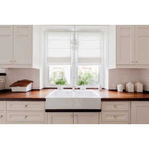 Küchenszene mit Möbeln, gestrichen mit Rust-Oleum Kreidefarbe Antik Weiß matt.