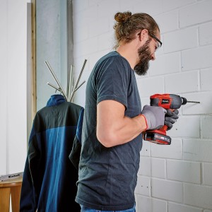 Einhell Akku-Bohrhammer TE-HD 18 Li-Solo beim Bohren in eine Wand.