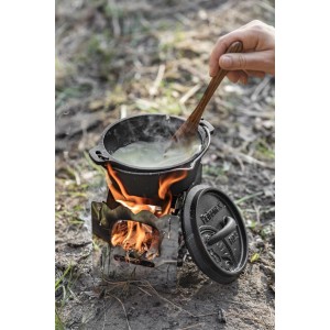 Petromax Hobo-Kocher bk1 aus Edelstahl im Einsatz mit Topf und Kochlöffel. Grillutensil für Outdoor-Küche.