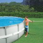Mann reinigt Pool mit Intex Reinigungs-Set Venturi, bestehend aus Kescher und Teleskopstange.