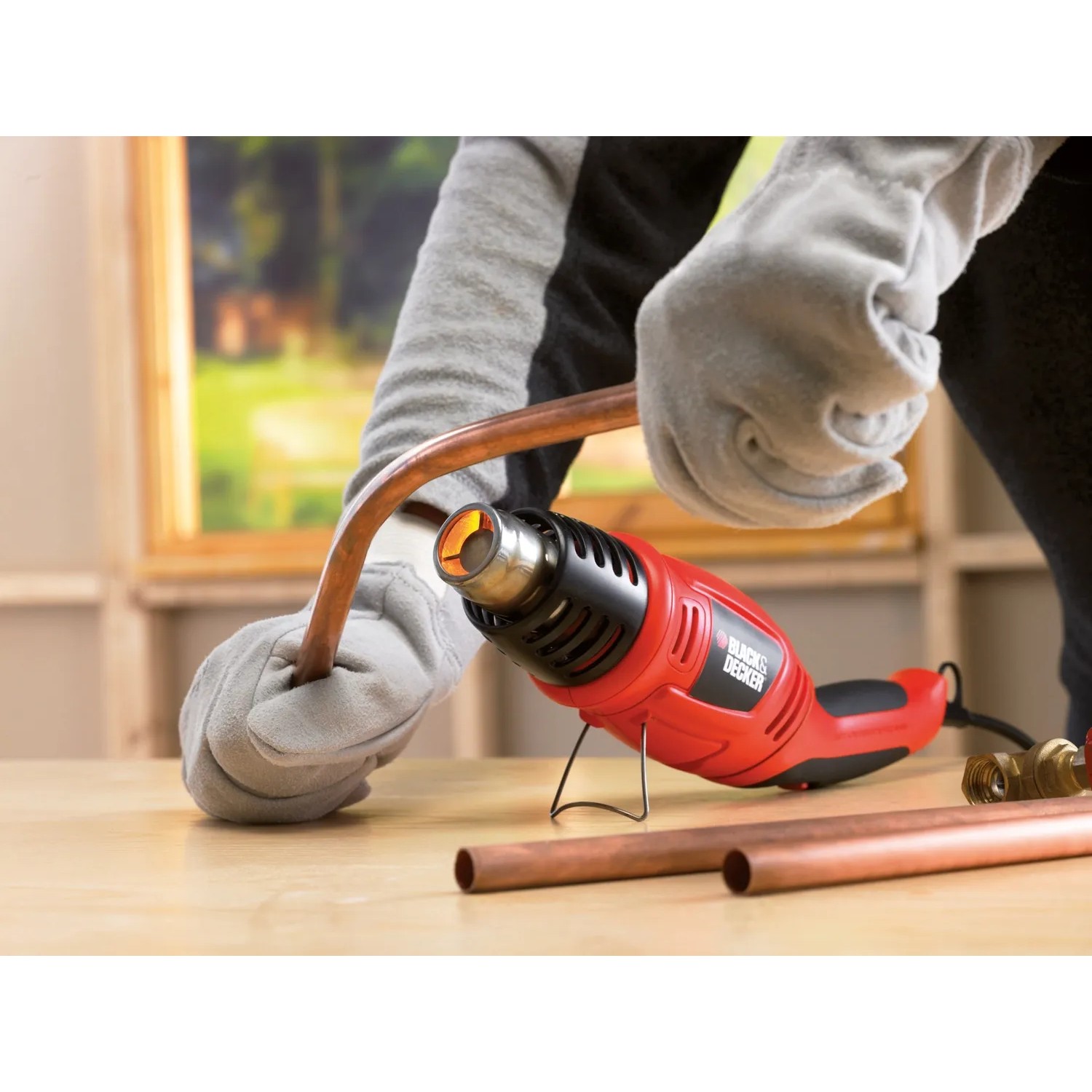 Black+Decker Heißluftgerät KX1693 beim Erhitzen eines Kupferrohrs.