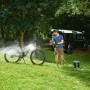 Worx Hydroshot Akku-Mitteldruckreiniger WG620E.9 beim Reinigen eines Fahrrads im Freien.