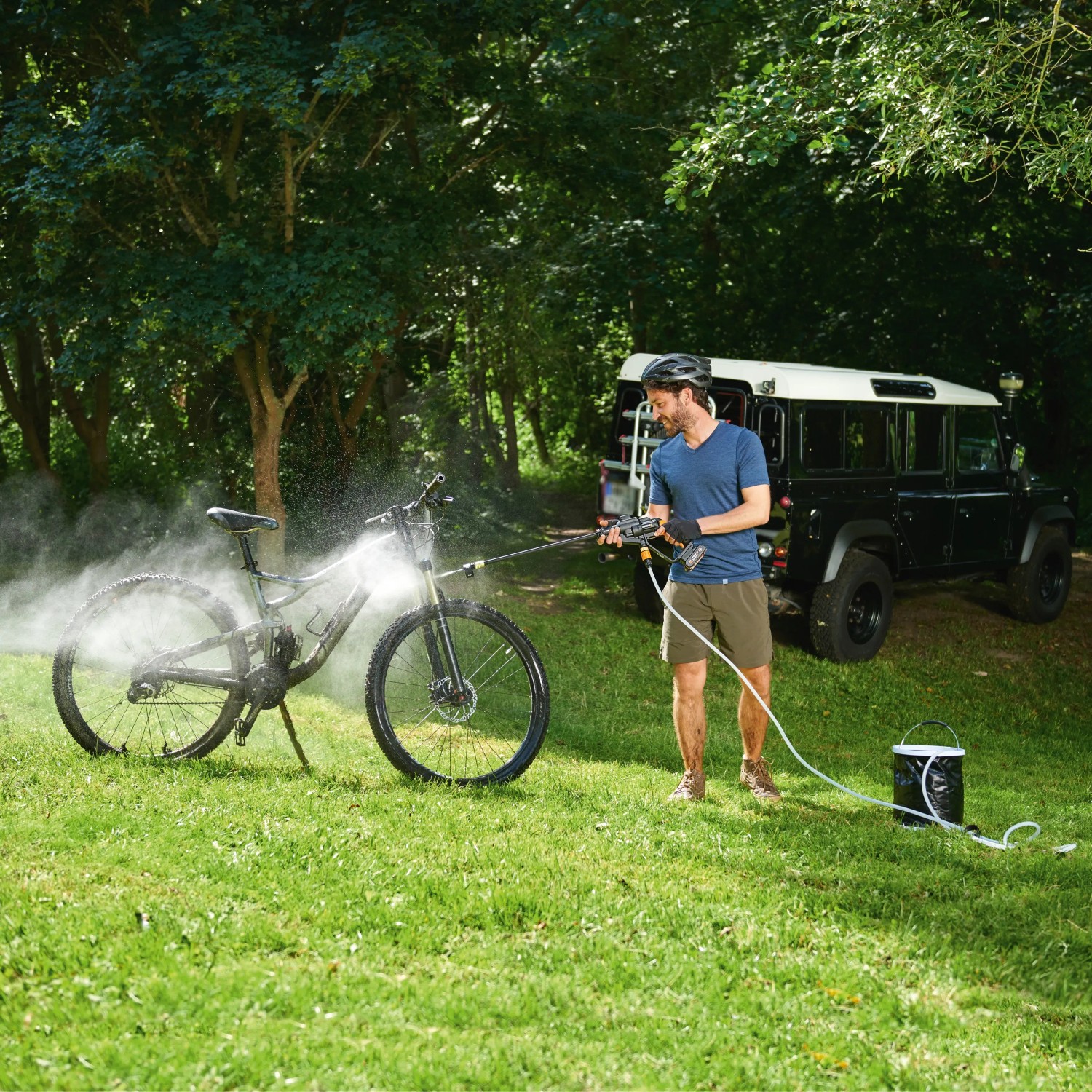Worx Hydroshot Akku-Mitteldruckreiniger WG620E.9 beim Reinigen eines Fahrrads im Freien.