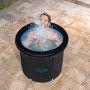 Bestway LAY-Z-SPA Eisbad Glacial Zen mit Person im Wasser, Filterpumpe inklusive.