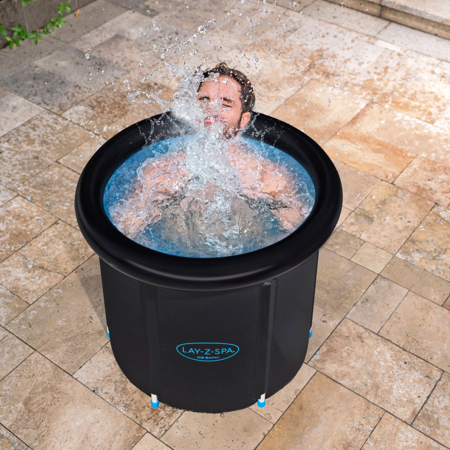 Bestway LAY-Z-SPA Eisbad Glacial Zen mit Person im Wasser, Filterpumpe inklusive.