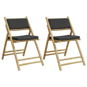 Zwei klappbare Bistrostühle aus Bambus mit dunkelgrauen Sitz- und Rückenkissen. Ideal für Garten und Balkon.