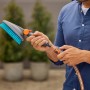 Gardena Cleansystem Handbürste Hard M mit Schlauchanschluss in Anthrazit im Einsatz.