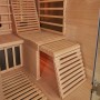 Innenansicht Artsauna Infrarotkabine Helsinki 150 mit Liege und Sitzbank aus Hemlockholz.