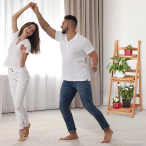 Relaxdays Blumentreppe aus Natur Tannenholz mit 4 Ebenen, bepflanzt mit Blumen und Grünpflanzen, im Wohnzimmer.