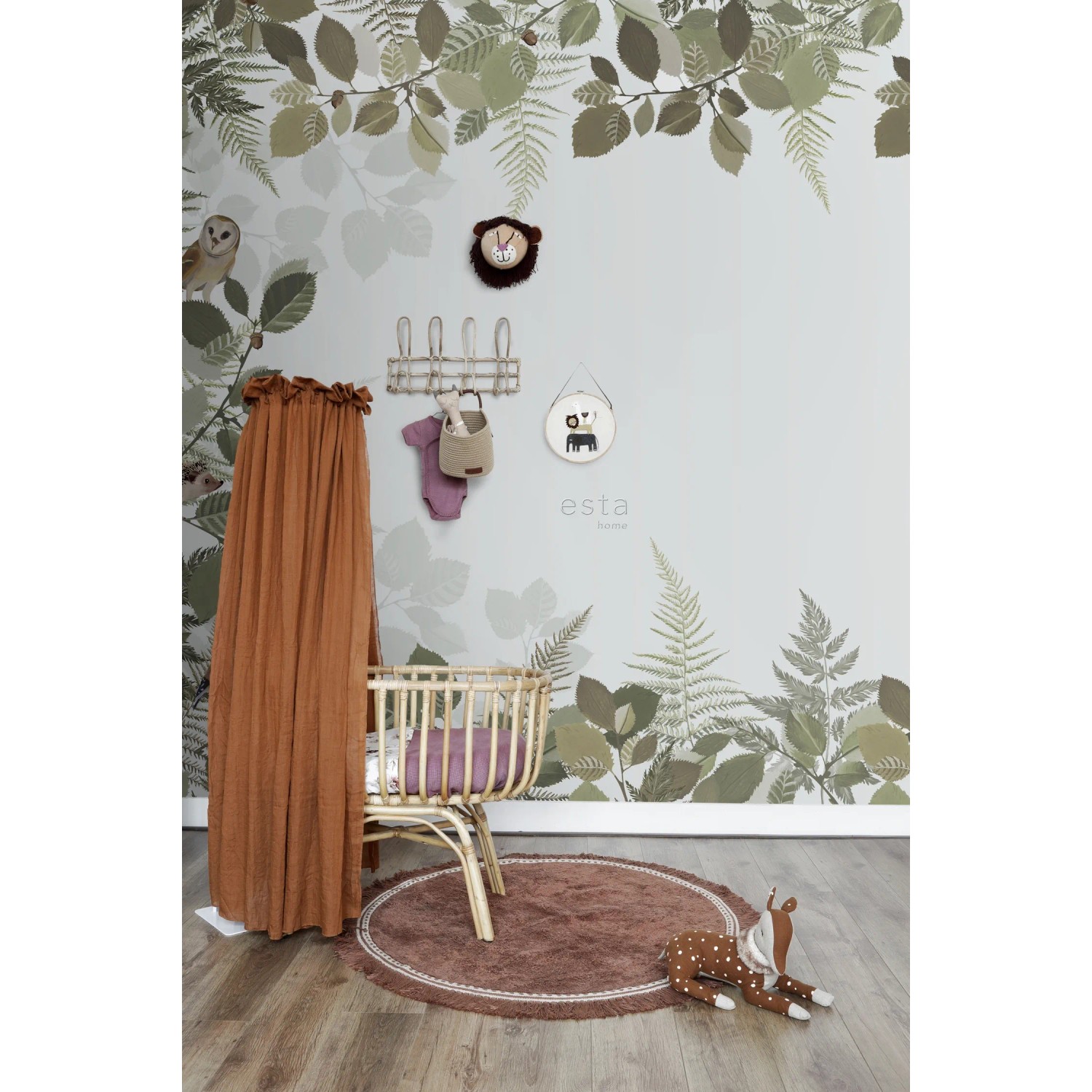 ESTAhome Fototapete Waldtiere im Kinderzimmer mit Wiege und Deko.