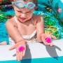 Kind im Bestway Family Pool 3D Undersea Adventure mit 3D-Brille und Spielkristallen.