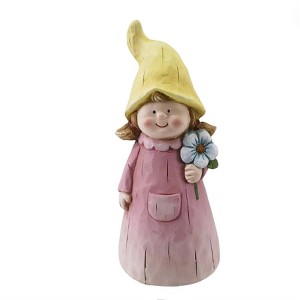 Deko-Zaunfigur Mädchen aus Terracotta in Hellrosa mit gelbem Hut und blauer Blume, 22,5 cm hoch.