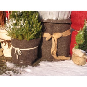 Dunkelbraune Videx Schafwollmatte als Winterschutz für Pflanzen im Garten.