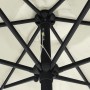 Detailaufnahme des furnicato Sonnenschirms in Sandweiß, Fokus auf Mast, Streben und Kurbelmechanismus.