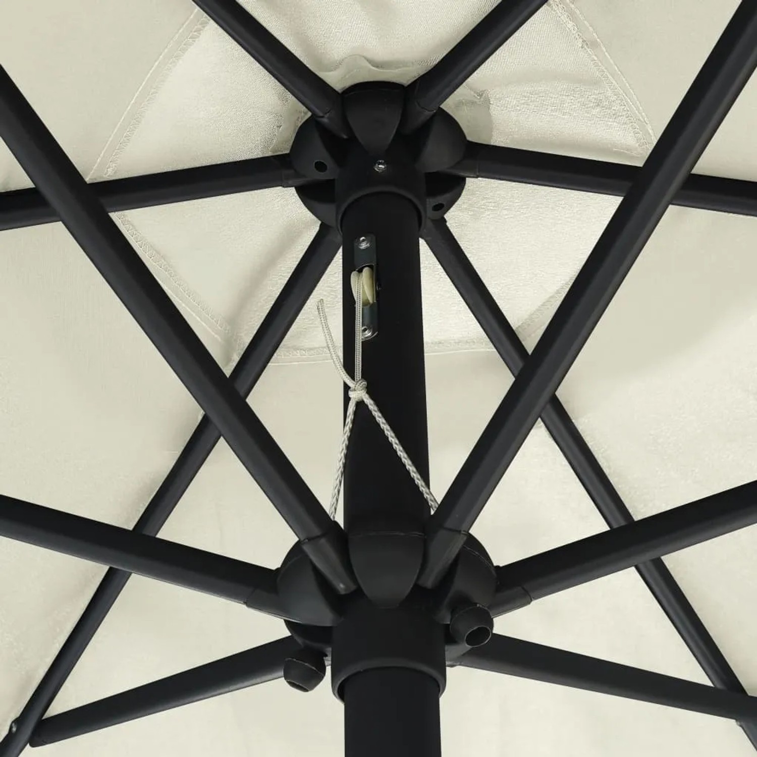 Detailaufnahme des furnicato Sonnenschirms in Sandweiß, Fokus auf Mast, Streben und Kurbelmechanismus.