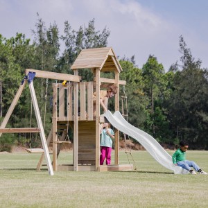 Axi Spielturm Moos mit Doppelschaukel, Rutsche und Kindern im Garten.