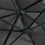 Geöffneter anthrazitfarbener Ampelschirm von unten. Robustes Aluminiumgestell und 8 Rippen des Sonnenschirms.