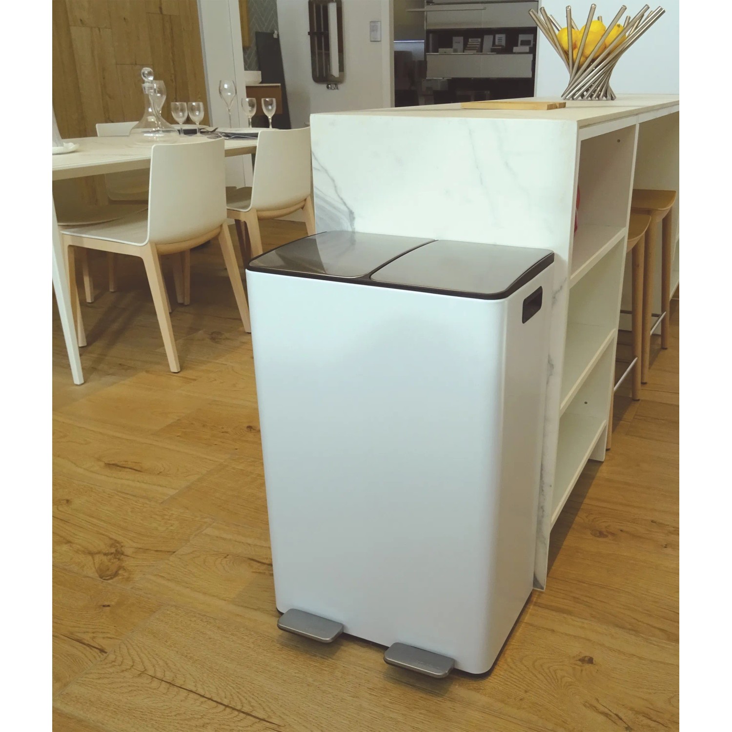 Weißer Spirella Kosmetikeimer Aliya, 2x30L, mit Soft-Close Funktion und zwei Fächern.