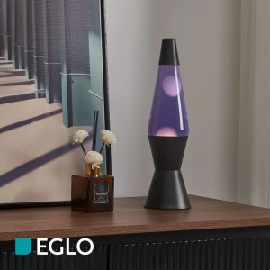 Schlanke Eglo LED-Lavatischleuchte in Schwarz mit violetter Flüssigkeit und weißem Wachs auf Holzmöbel.