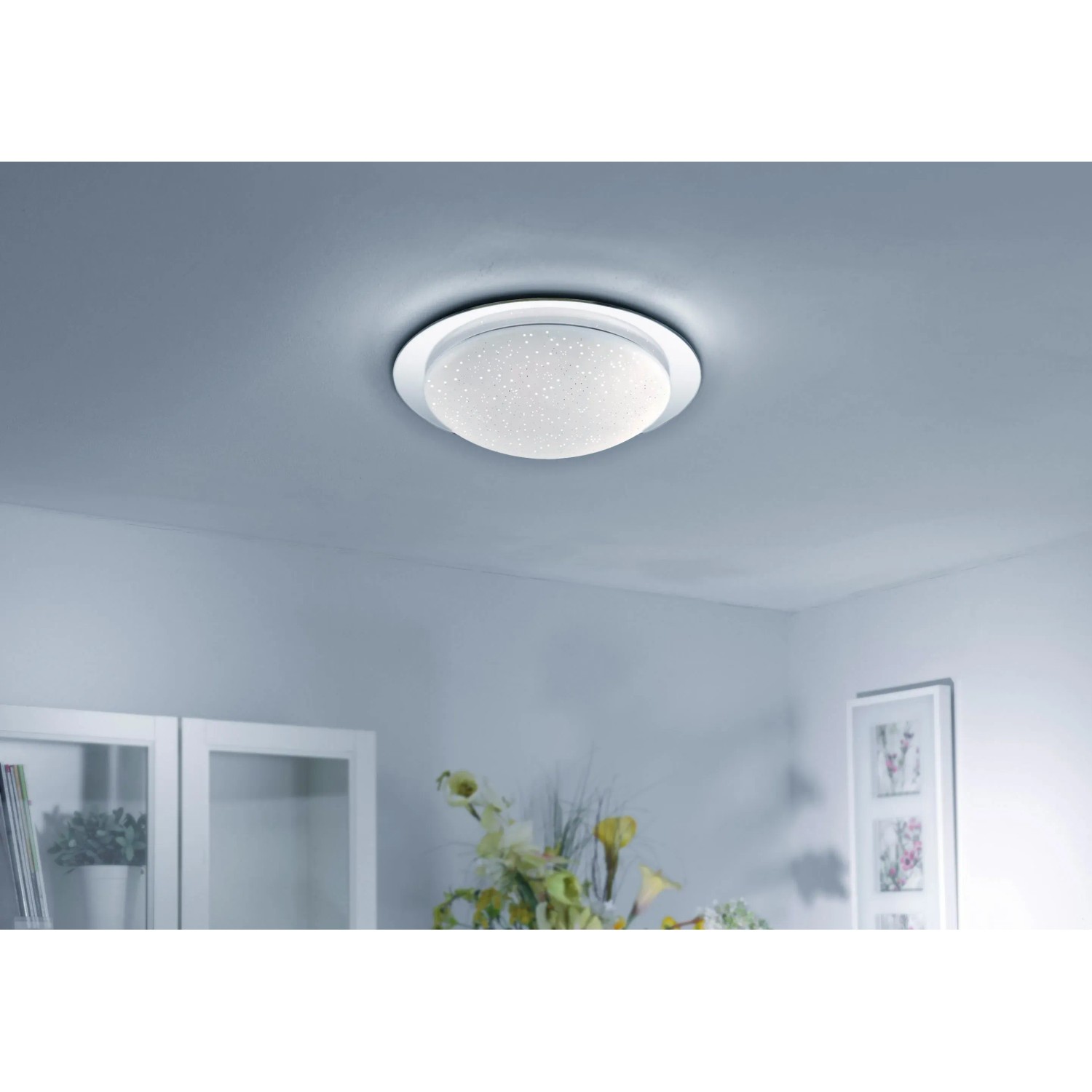 Chromfarbene LED-Deckenleuchte Skyler Ø 38 cm mit Sternenhimmel-Optik.