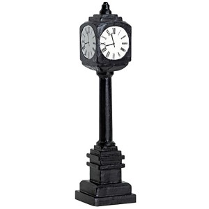 Dekorative, schwarze Straßenuhr als Weihnachtsdekoration für ein Weihnachtsdorf.