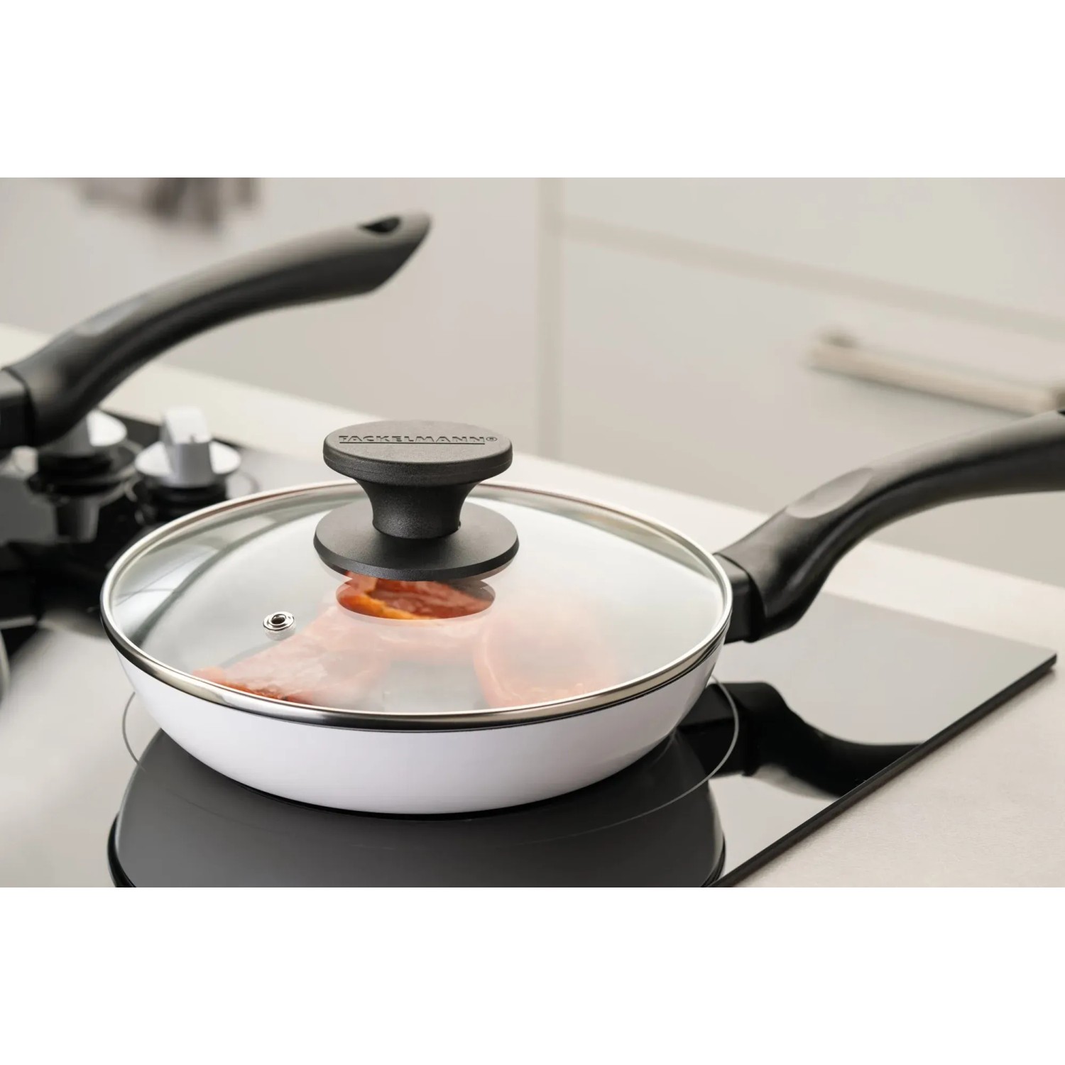 Fackelmann Pfanne Arcadalina, 20 cm, mit Glasdeckel auf einem Induktionskochfeld.