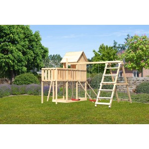Karibu Stelzenhaus Frieda mit Doppelschaukel, Klettergerüst und Netzrampe im Garten.