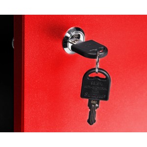 Schlüssel im Schloss eines roten Werkstattschrank aus dem Ondis24 Werkstatt Set.