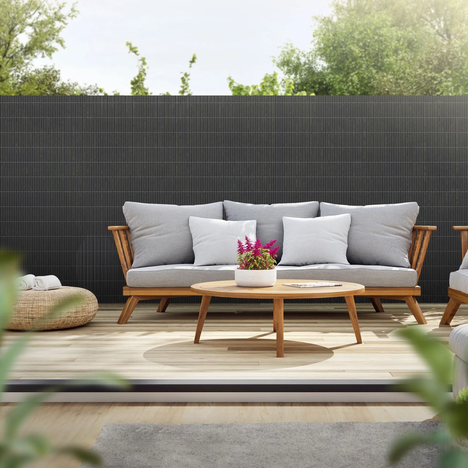 Anthrazitfarbene PVC Sichtschutzmatte 140x400 cm als Windschutz für Terrasse.