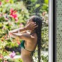 Frau unter Juskys Solardusche Victoria 40 Liter im Garten. Erfrischung pur mit der Outdoor Dusche!