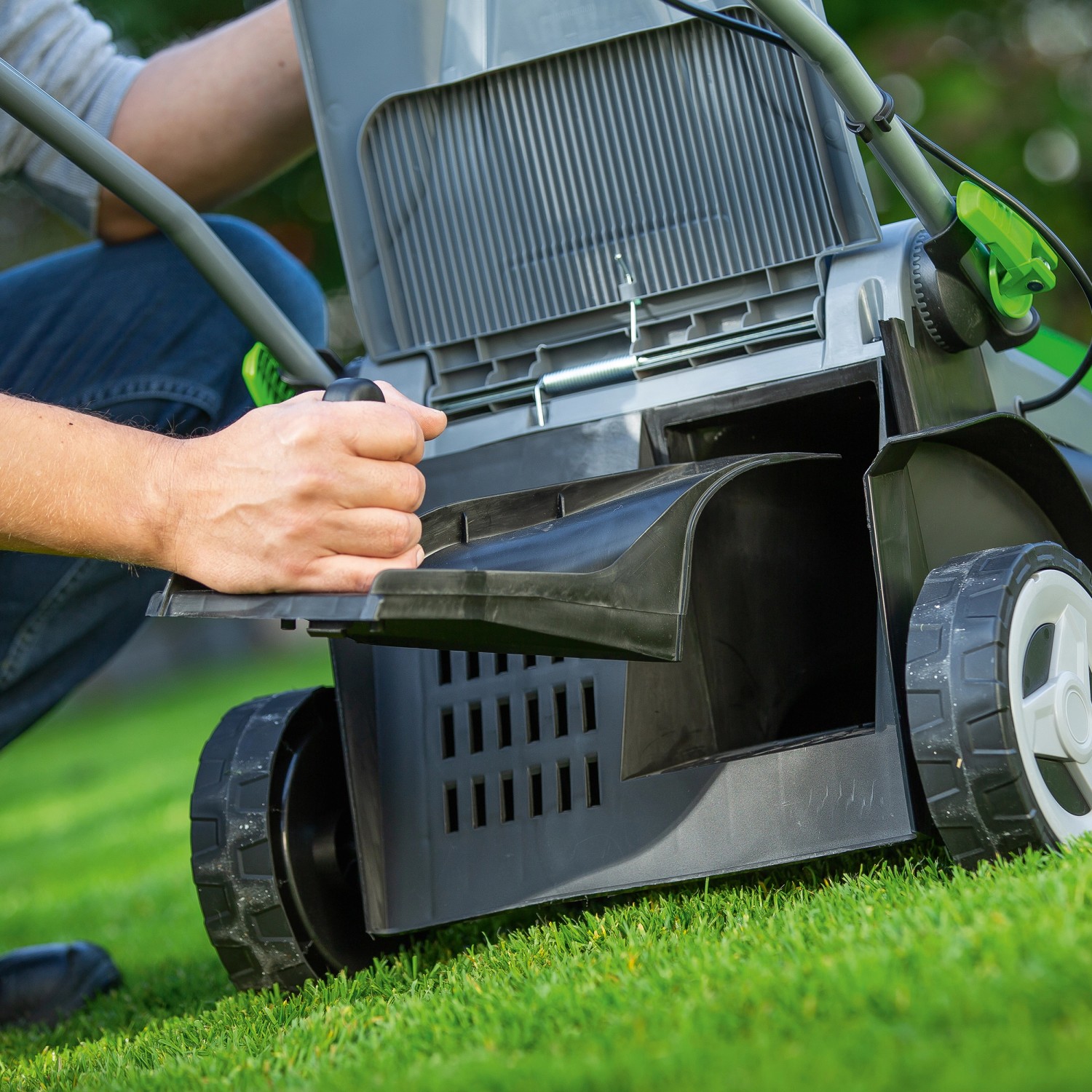 LUX Akku-Rasenmäher mit geöffnetem Fangkorb auf Rasen. 40V PowerSystem.