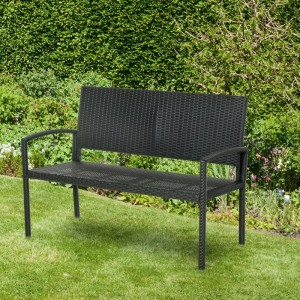 Schwarze Outsunny Gartenbank in Rattanoptik auf Rasen. Robuste Polyrattan Sitzbank für 2 Personen im Garten.