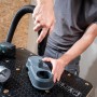 Wolfcraft Absaugsystem HSD 68/100 im Einsatz mit Bohrmaschine und Staubsauger für staubfreies Bohren.