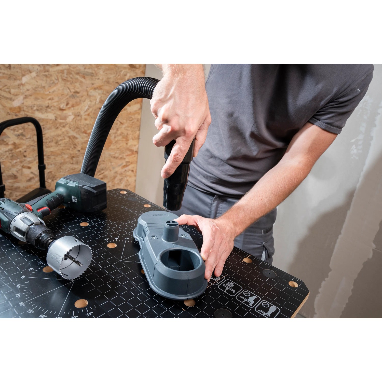 Wolfcraft Absaugsystem HSD 68/100 im Einsatz mit Bohrmaschine und Staubsauger für staubfreies Bohren.