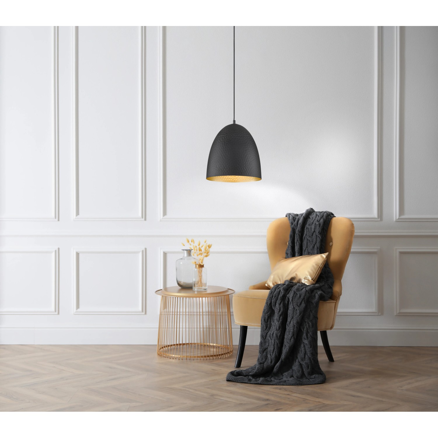 Moderne Fischer & Honsel Pendelleuchte Mylon, schwarz/gold, über Sessel und Beistelltisch