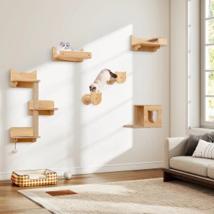 Costway Wand-Kletterbaum aus Naturholz mit 6 Teilen, 3 Plattformen, Kratzstamm und Katzenhaus. Zwei Katzen spielen.