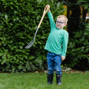 Kind mit Kent & Stowe Kinder-Spatengabel (71 cm) im Garten. Ideal zum Umgraben und Auflockern.