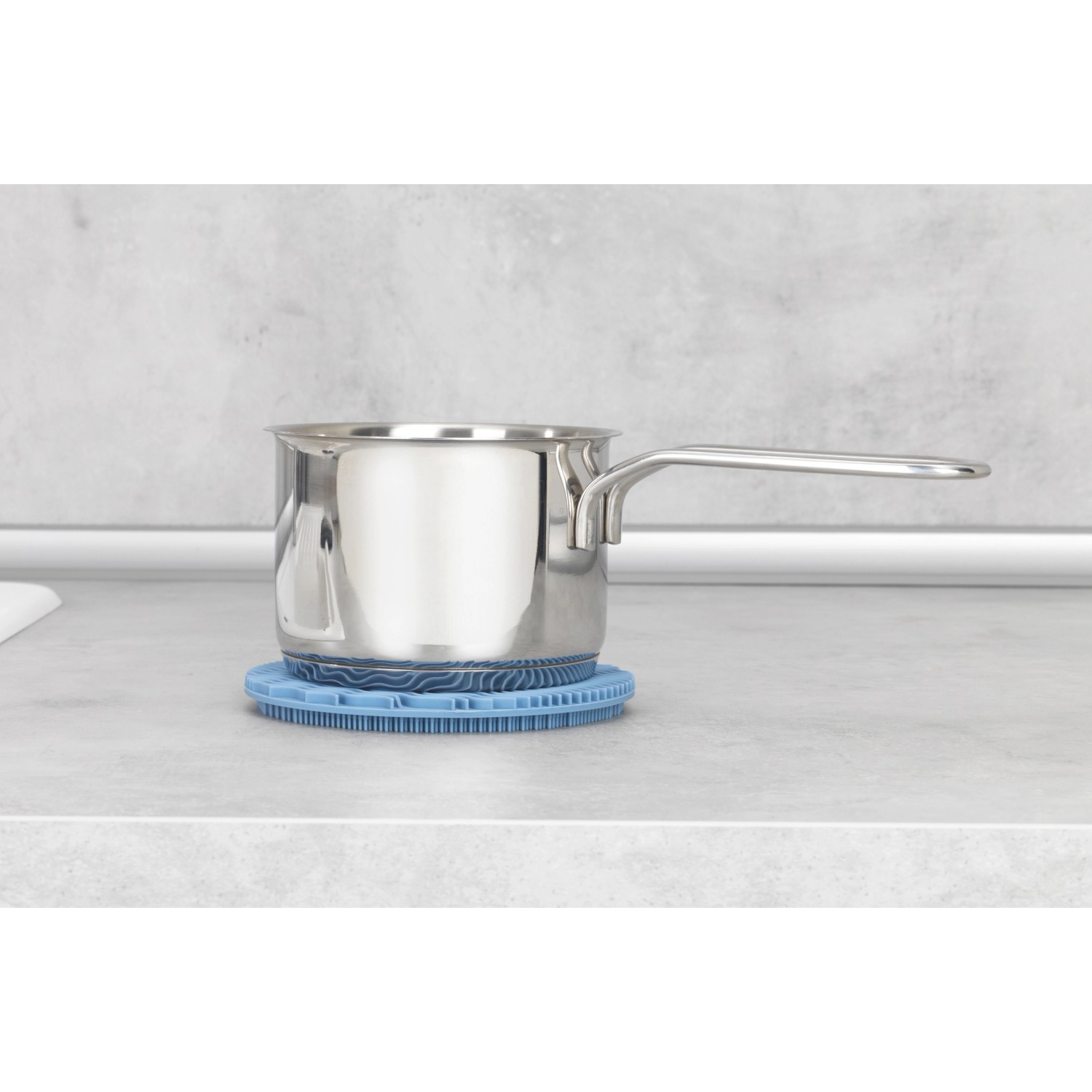 Wenko Silikon Spülschwamm 2er-Set in Blau unter Topf auf Küchentisch.