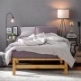 Homestyle4u Palettenbett 90x200 mit Matratze, Kiefernholz natur, im Schlafzimmer.