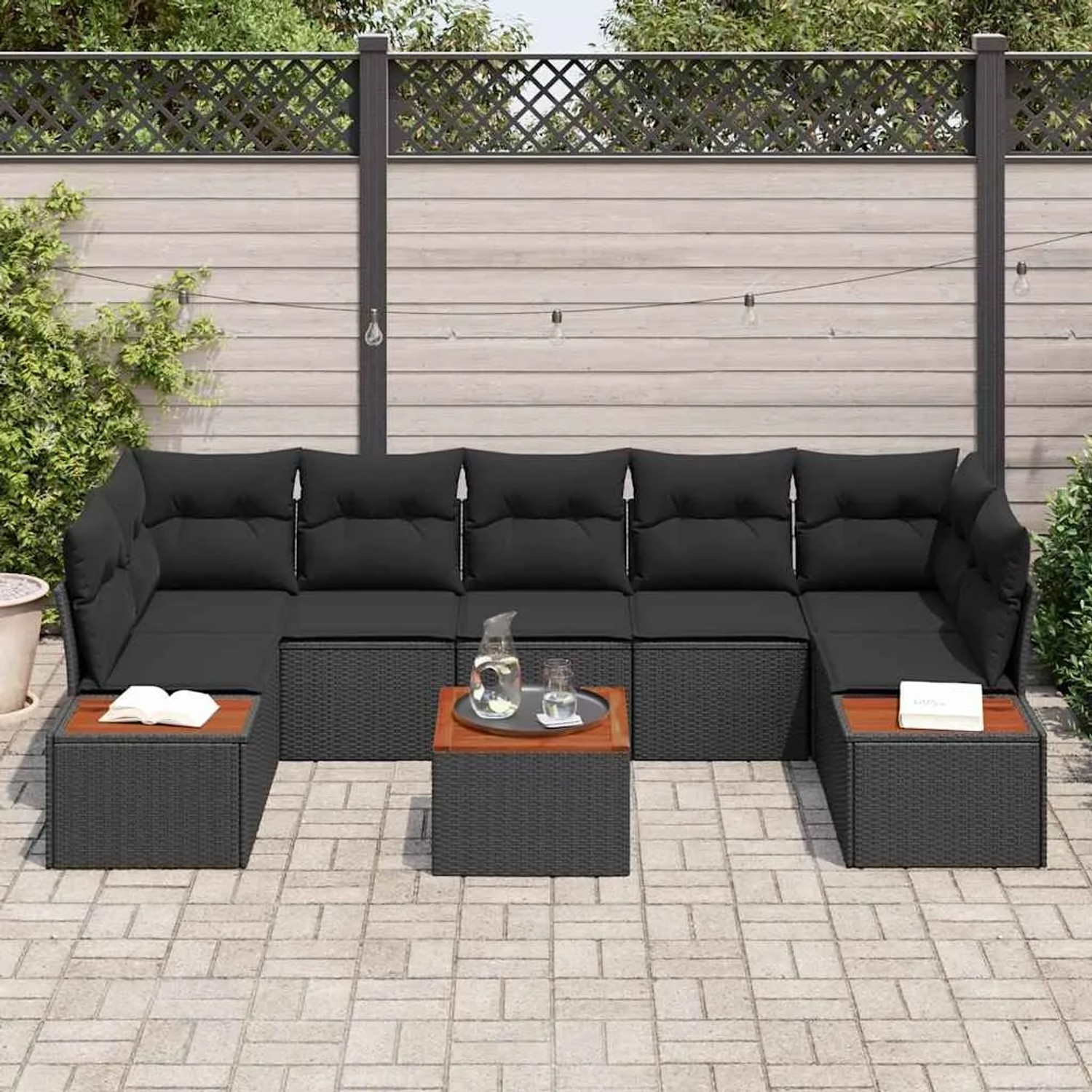 Schwarzes 8-teiliges vidaXL Garten-Sofa-Set aus Poly Rattan mit Kissen und Tisch.