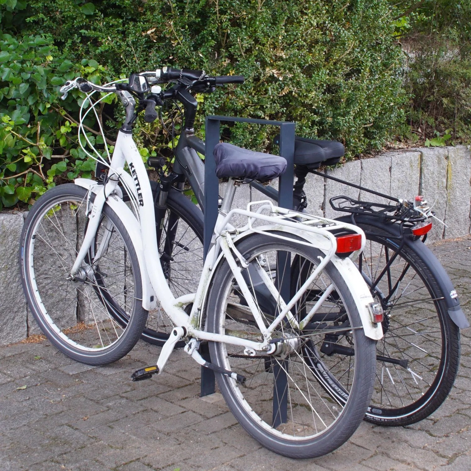 Anthrazitfarbener TRUTZHOLM Fahrradanlehnbügel aus Flachstahl für 2 Fahrräder.