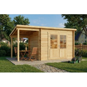 Alpholz Gartenhaus Maria-28 mit Schleppdach, naturbelassen, mit Tisch und Stühlen vor dem Haus.