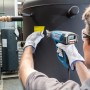 Anwendung des Bosch Professional Heißluftgebläse GHG 23-66 an einem Tank.